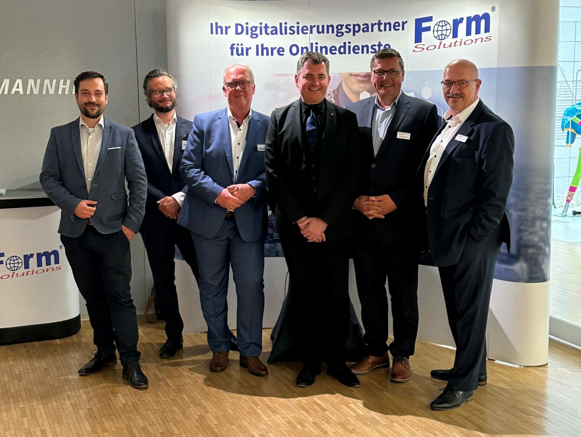 Gruppenbild Sirko Scheffler mit Geschäftsführung Form-Solutions